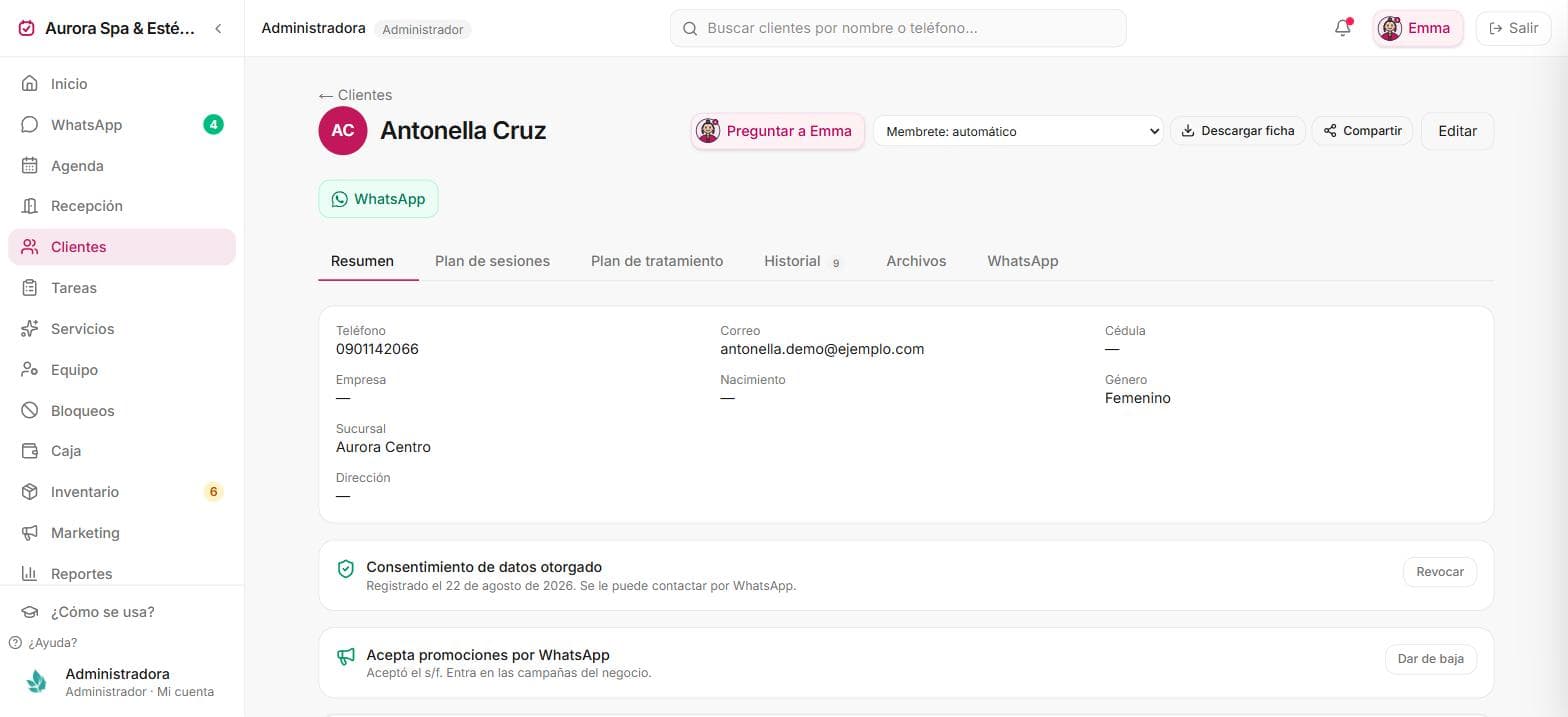 Ficha de una clienta en Neralda con su historial, plan de sesiones y el botón de preguntar a Emma